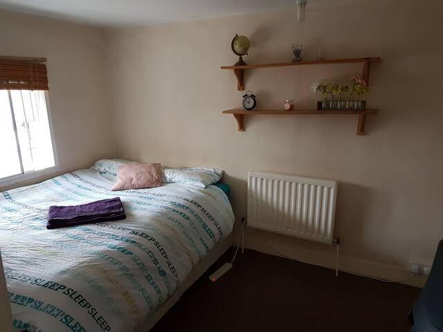 Spacious room, Central location!