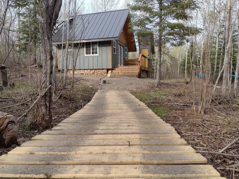 House of the Grouse - Riverside Cabin with Sauna!