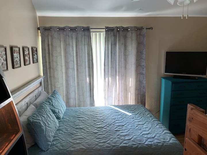 غرفة نوم للضيوف مع مرتبة حجم وسط وخزانة ملابس كبيرة وسرير بطابقين