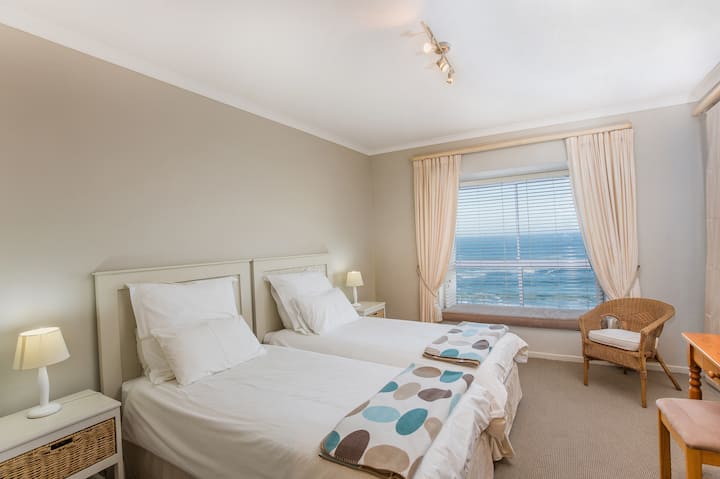 Seconda camera da letto, due letti singoli e bagno privato