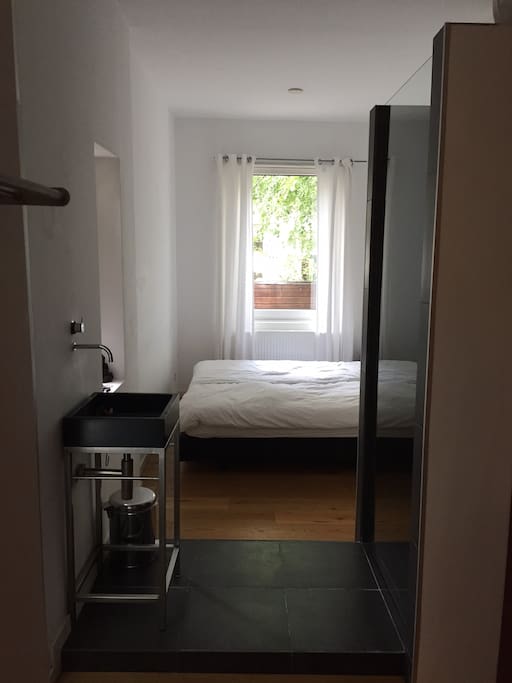 This is the bedroom on the groundfloor. This space has it's ouwn walk-in-shower. The bed is big and comfortabel.