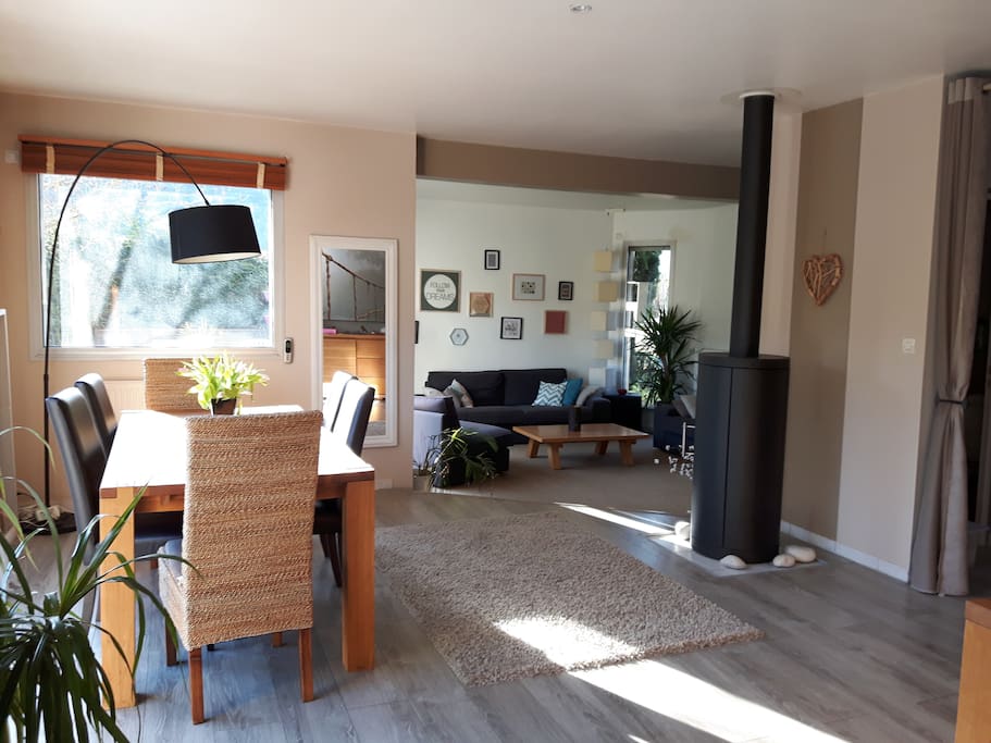 Salon en contrebas et salle à manger