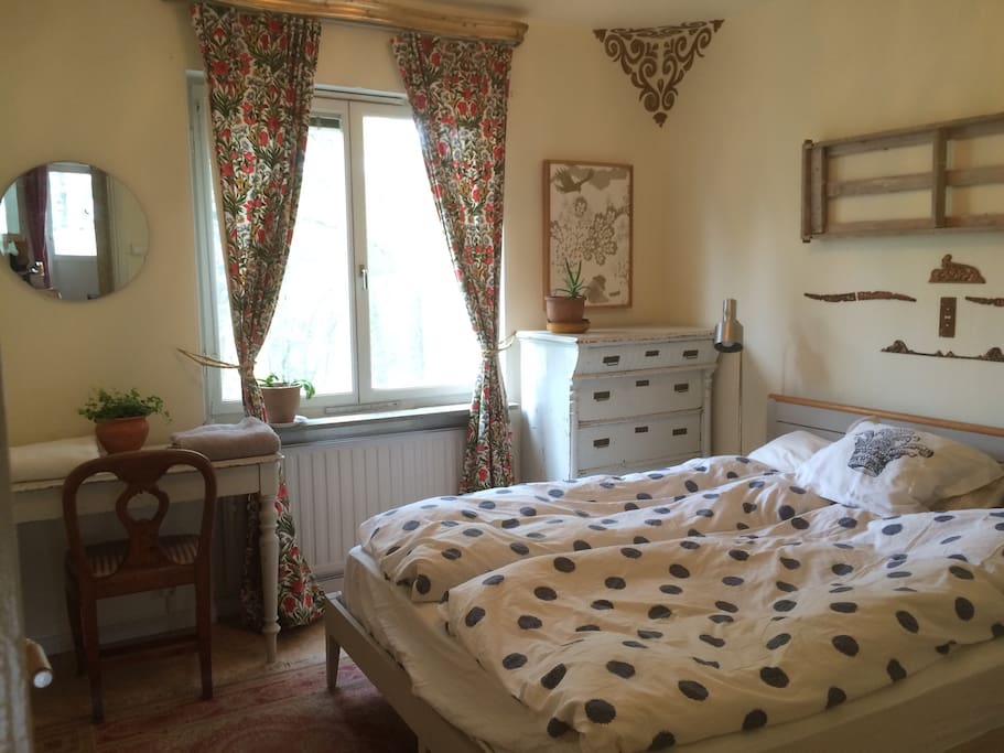 Guest bedroom.