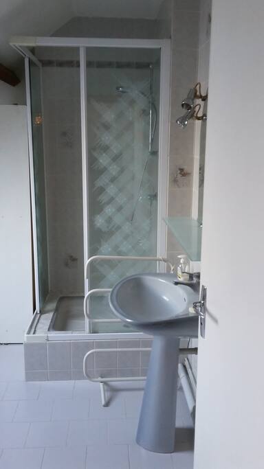 Votre salle de bain avec cabine de douche et baignoire(WC séparé à votre étage)
