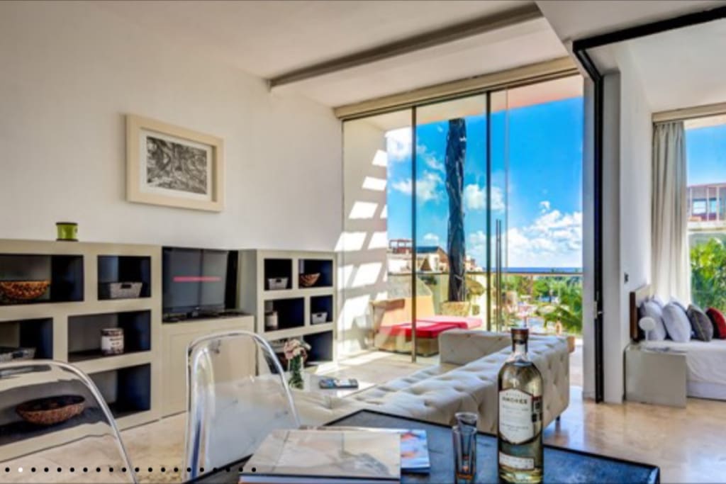 Lounge facing the ocean