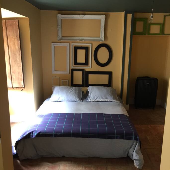 Cama de casal com janela.