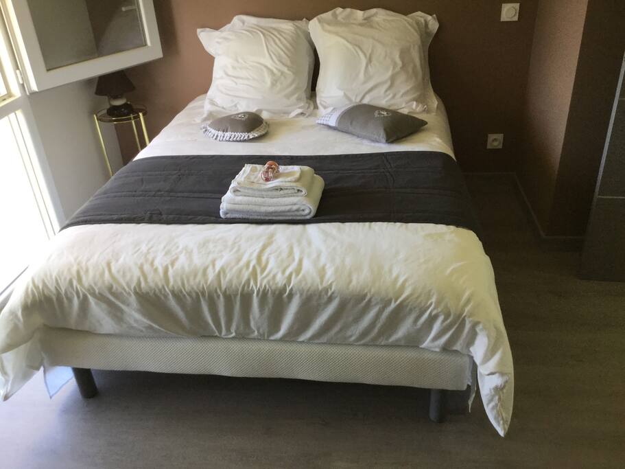 Vrai lit avec literie très confortable.
