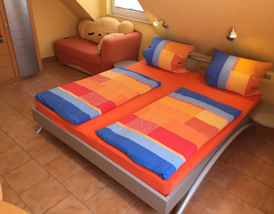 Das große Schlafzimmer mit verstellbaren Lattenrosten und neuen Matratzen