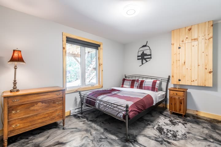 Queen bed with bloom air mattress 

garden floor