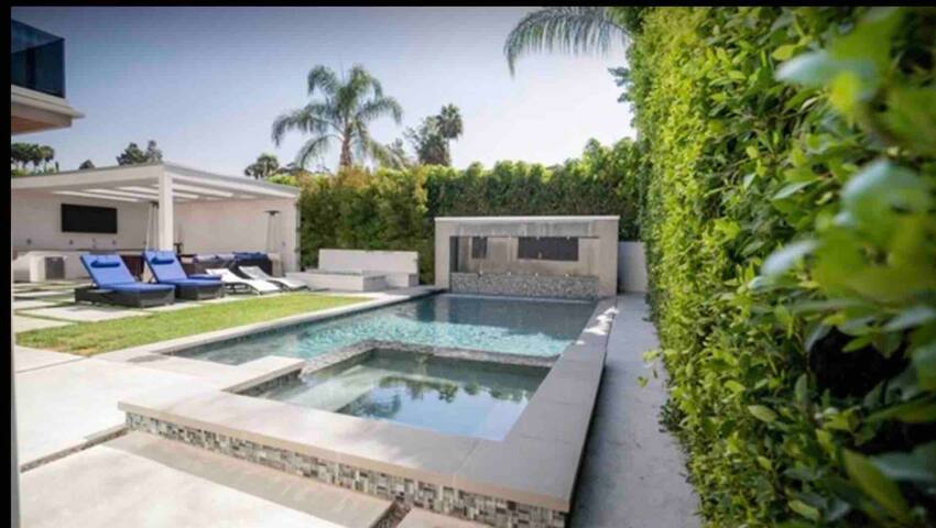 Ultra Modern Resort Style Home in Los Angeles gallery image 5