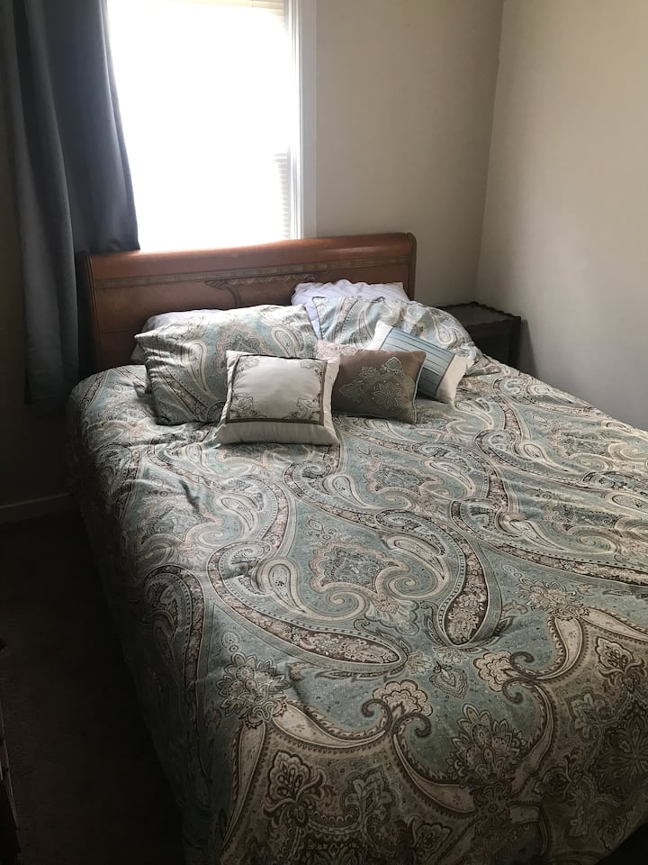 غرفة نوم في الطابق السفلي (سرير حجم وسط)