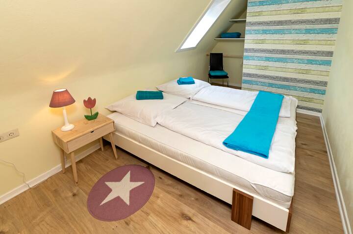 غرفة نوم في الغرفة العلوية