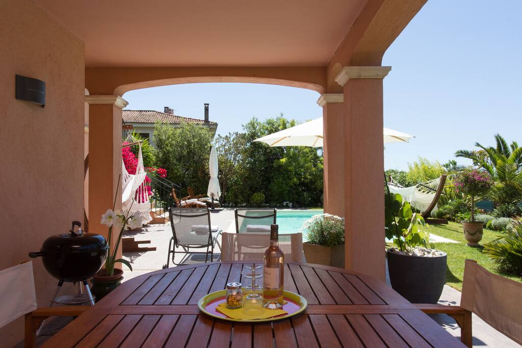 Une terrasse à l'abri du soleil et de la pluie.