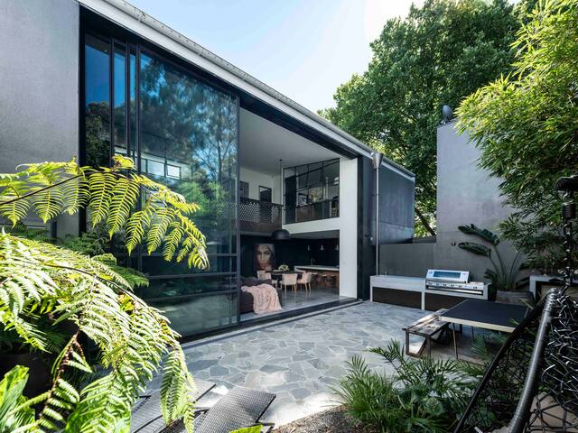 Luxurious & Huge Warehouse Conversion gallery image 3