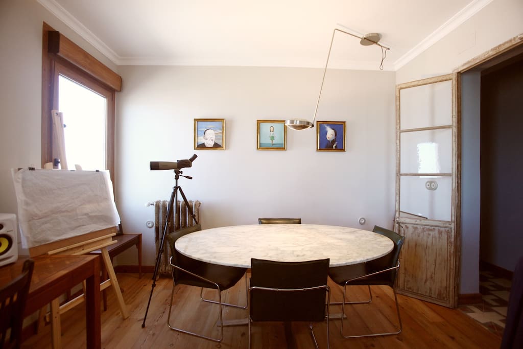 Dine on your home cooked seafood, fresh from the market on this 1950's Italian marble table. Watching the sunset, of course. Maybe a nice bottle of chilled Albariño!