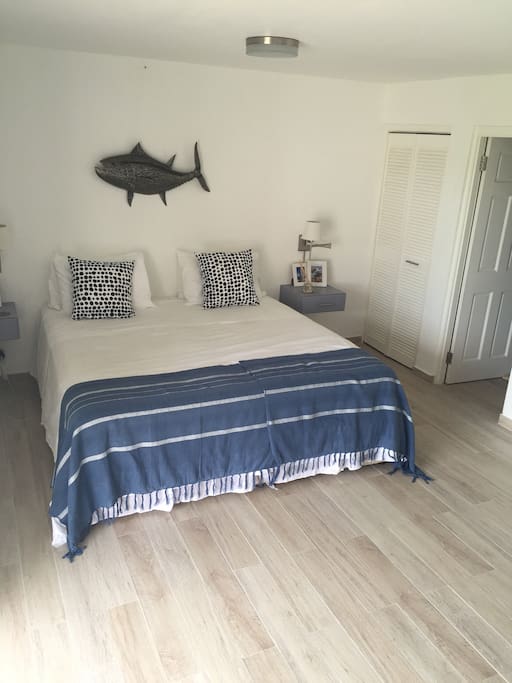 Double bed (which can be split into two singles)