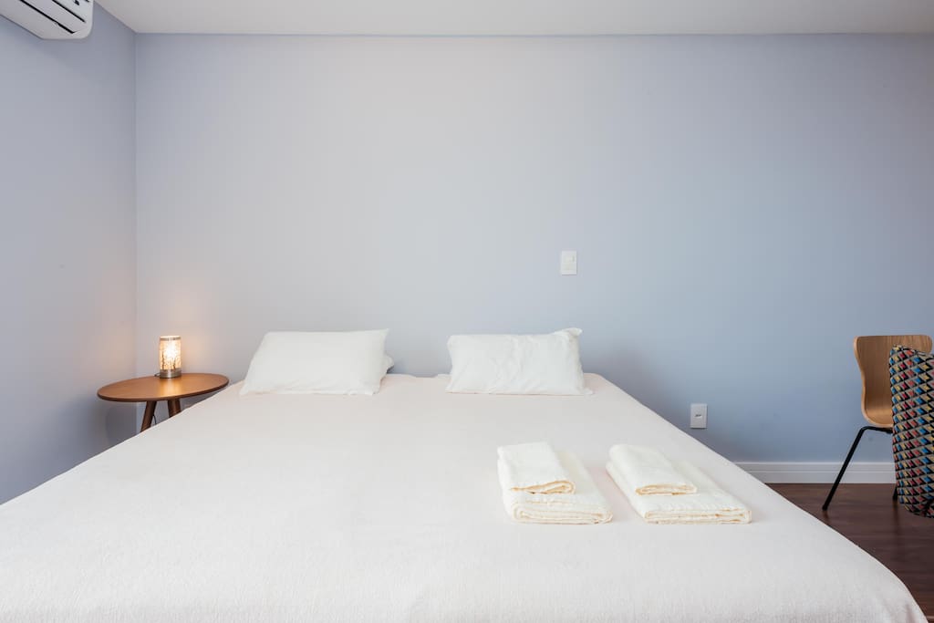 Opção das duas camas de solteiro unidas, oferecendo versão cama King Size para um casal