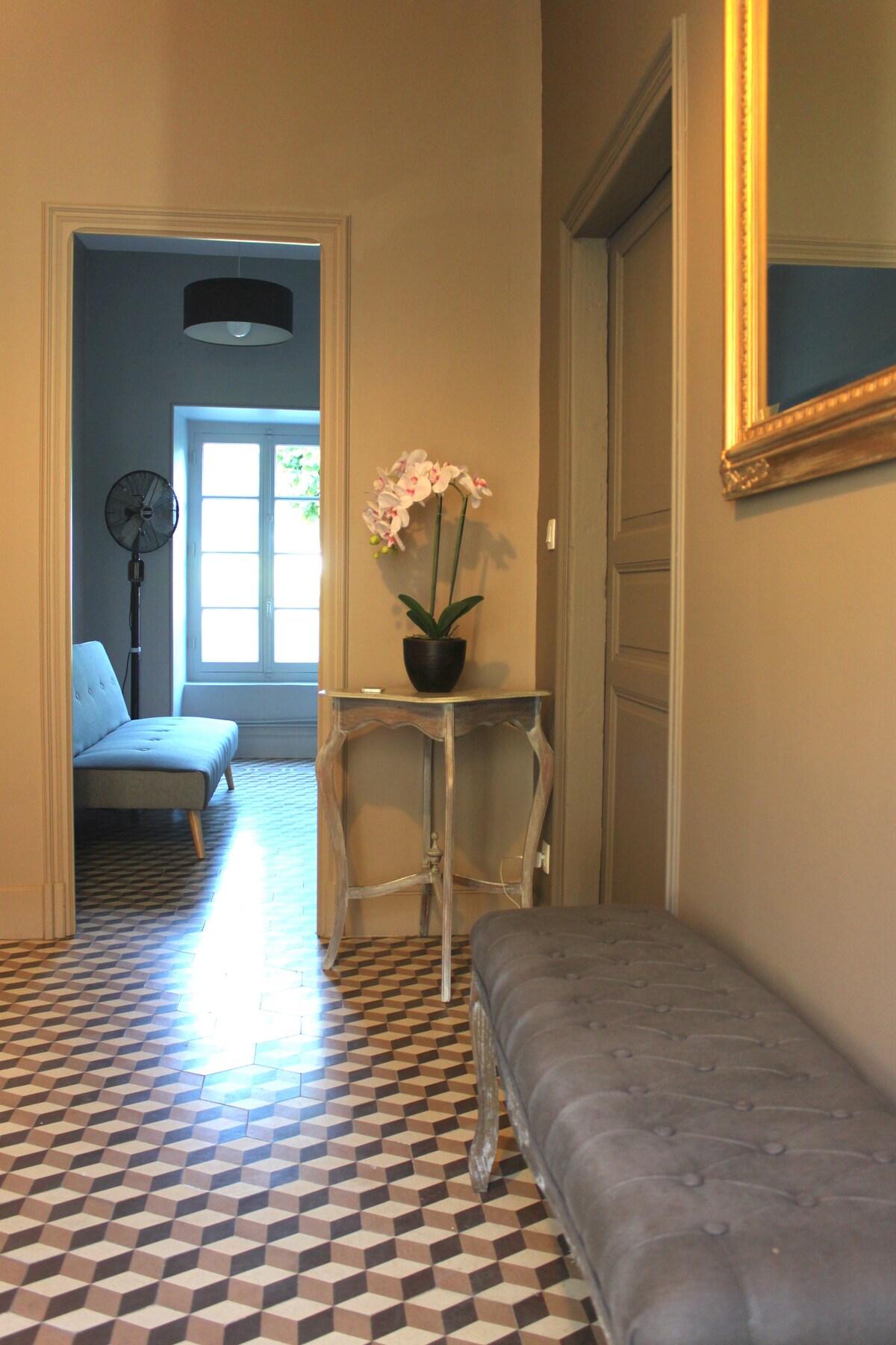 Pasillo en el primer piso, con acceso al dormitorio con sofá cama