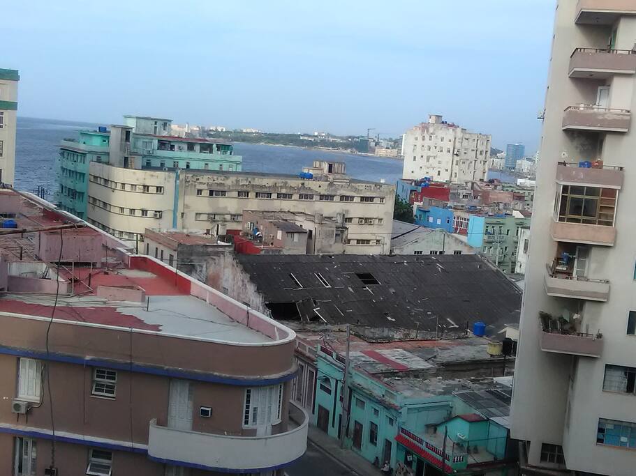 VISTAS PANORAMICAS DEL MALECÓN HABANERO DESDE EL APARTAMENTO