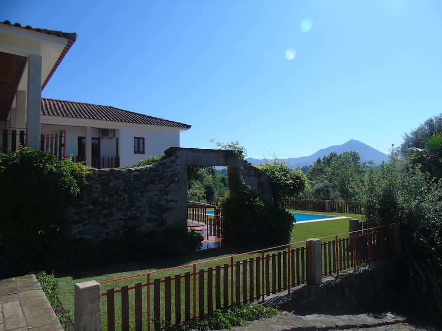 Habitação principal e piscina.