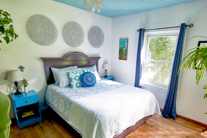 Passez une excellente nuit de sommeil sur ce nouveau matelas en mousse à mémoire de forme avec oreillers en duvet et couettes confortables.