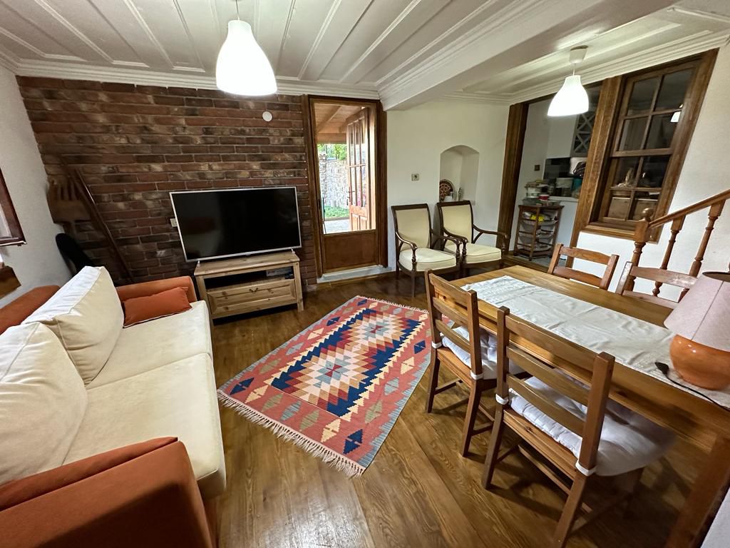 Akropol'ün Eteğinde Taş Ev.(Evin Tamamı)