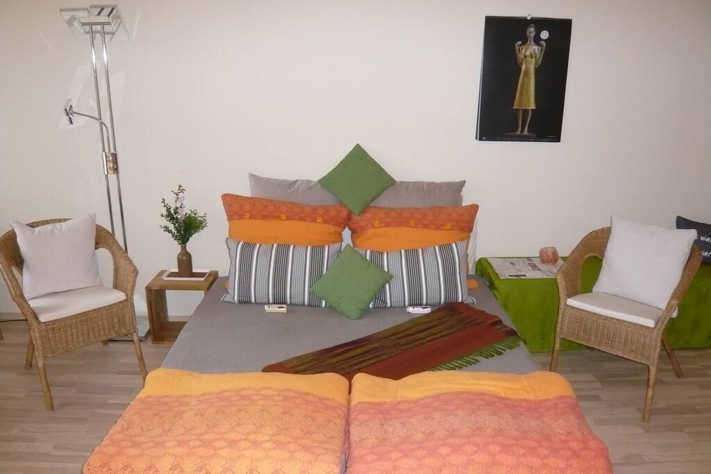 Doppelbett 1.60 m,
Kaltschaummatratze
neu, mittelhart