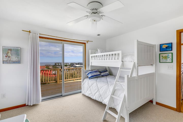 ห้องนอนชั้นบนพร้อมเตียงคู่และเตียงคู่