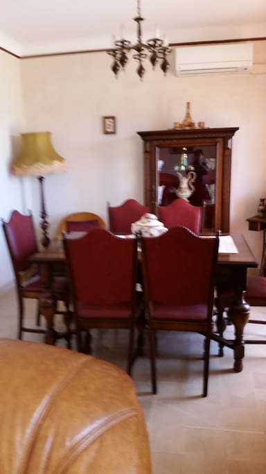 SALLE A MANGER AVEC GRANDE TABLE POUR REPAS A PLUSIEURS