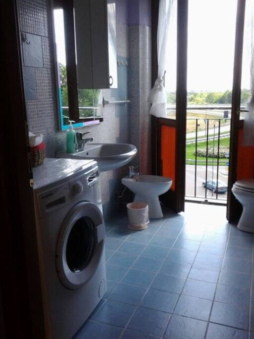 Bagno con vasca idromassaggio.