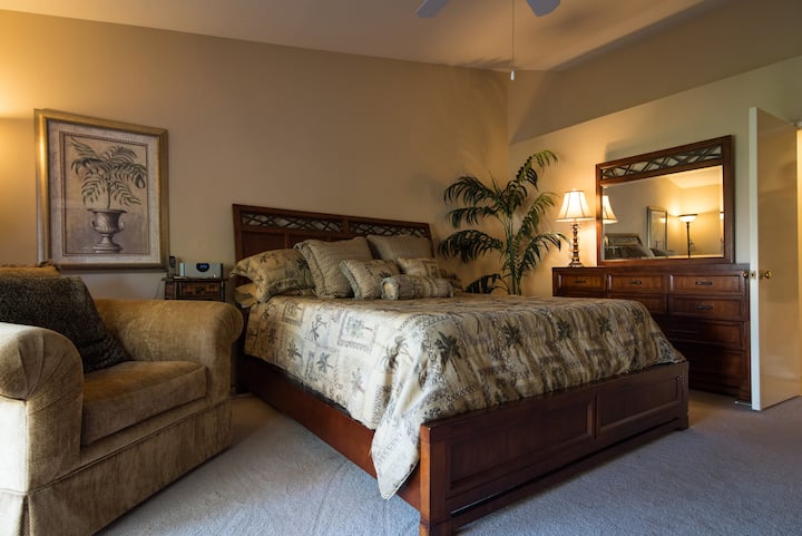 Large Master suite with King size tempurpedic style mattress- very comfortable!