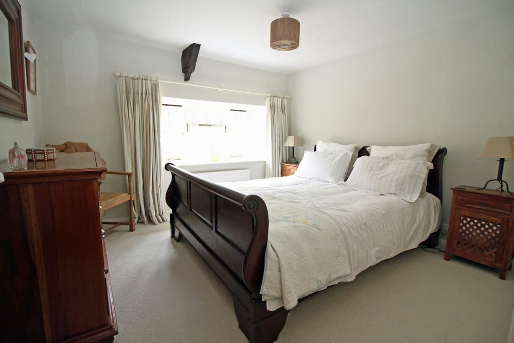 Bedroom - king size bed