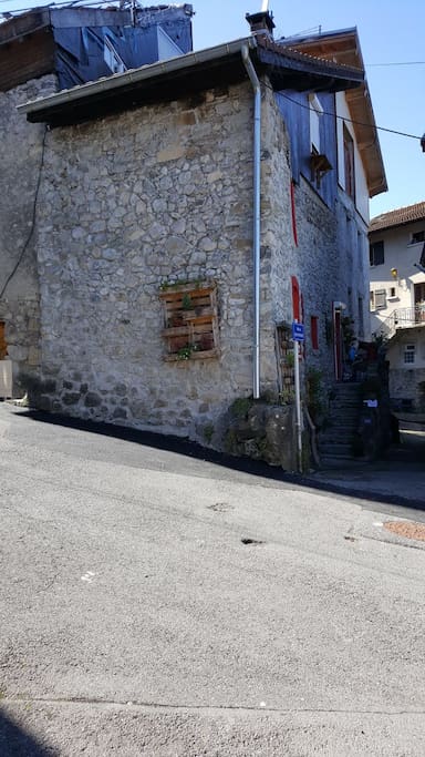 Façade de la maison de village