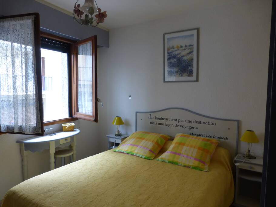 chambre avec un lit queen size