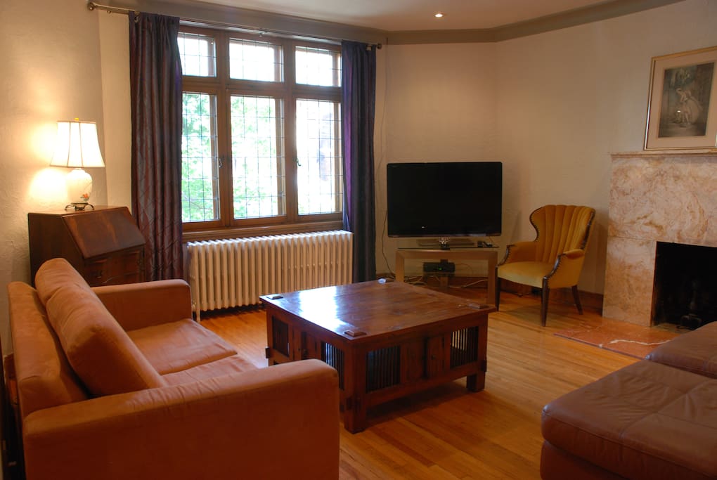Belle fenestration et canapé-lit double pour invités de plus
