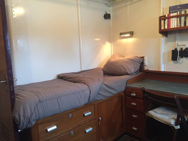 Uniek Pension Schip in Rotterdam, Kop van Zuid gallery image 2