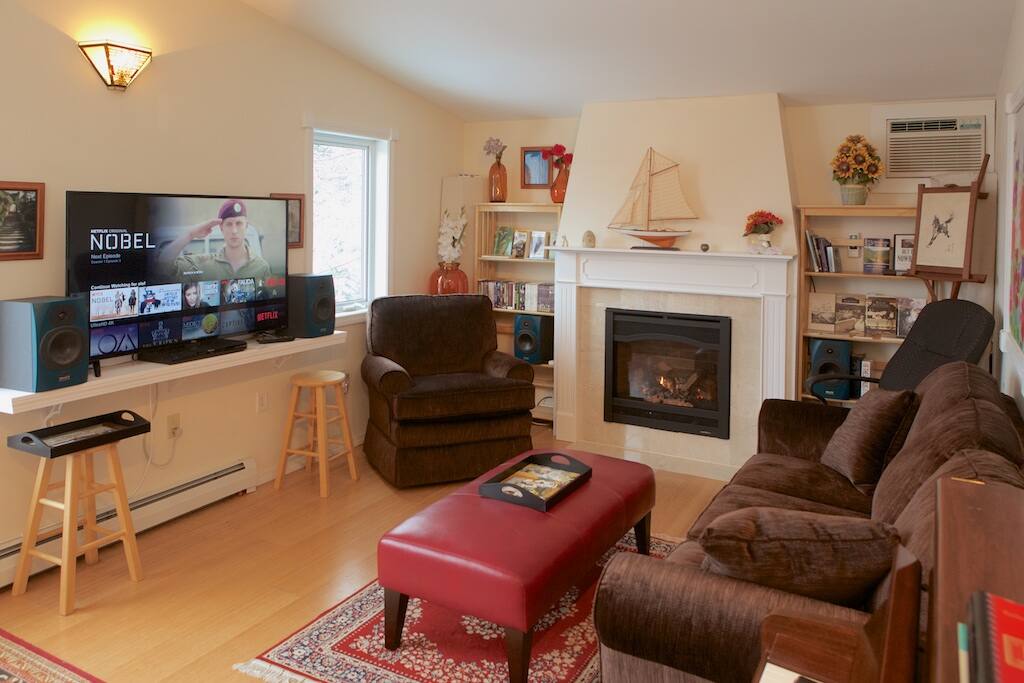 4K TV with Netflix and HBO ROKU and Bluetooth Stereo system
