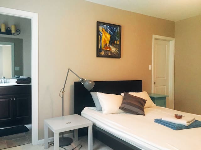 South Side Master w/ En-Suite Bath
