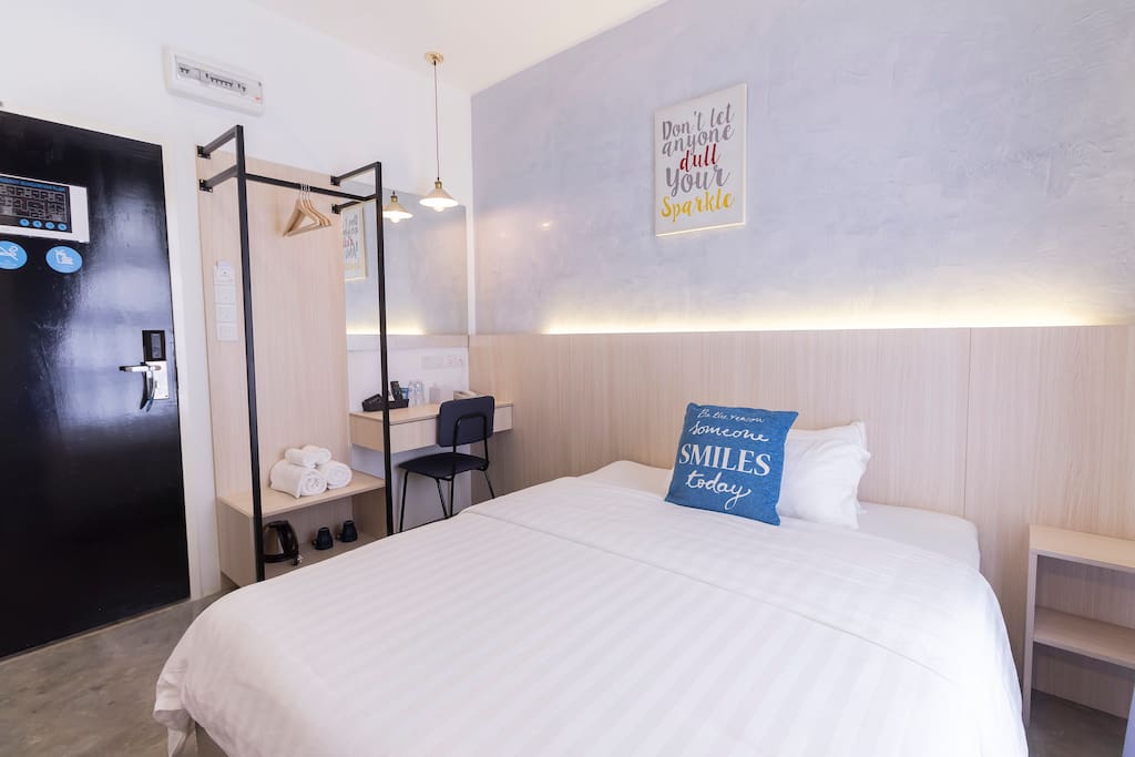 Room - Queen bed