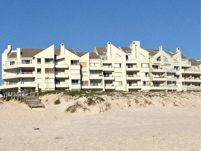 Self catering apartment in Bloubergstrand gallery image 4