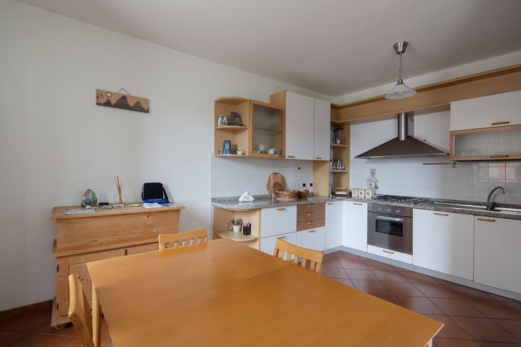 You can cook typical Ligurian dishes with the help of the
recipe books you will find at your disposal. Potrete cucinare piatti tipici liguri con l'aiuto dei libri di ricette che troverete a vostra disposizione