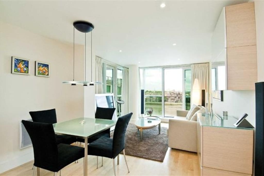 Lounge & Dining Area