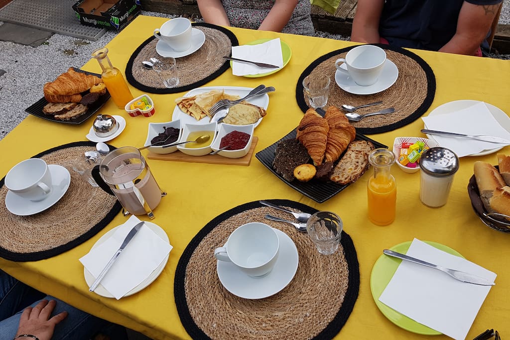 Un petit déjeunerconviviable et très complet selon votre choix
