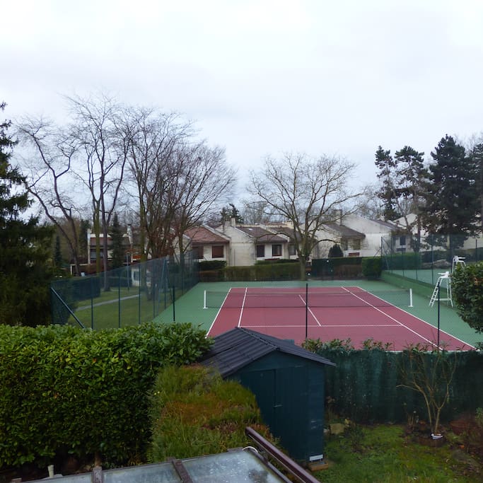 Nos deux terrains de tennis accessibles tous les jours..
