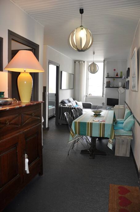 Vue depuis l'entrée de l'appartement sur le salon, salle à manger