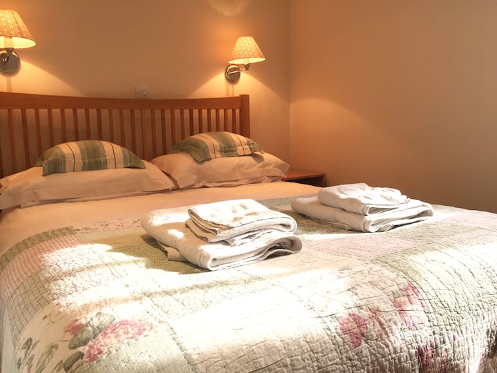 Dhoma e dytë e gjumit - Krevat dopio "king Size" (5 këmbë i gjerë) me dhomë dushi brenda ambientit