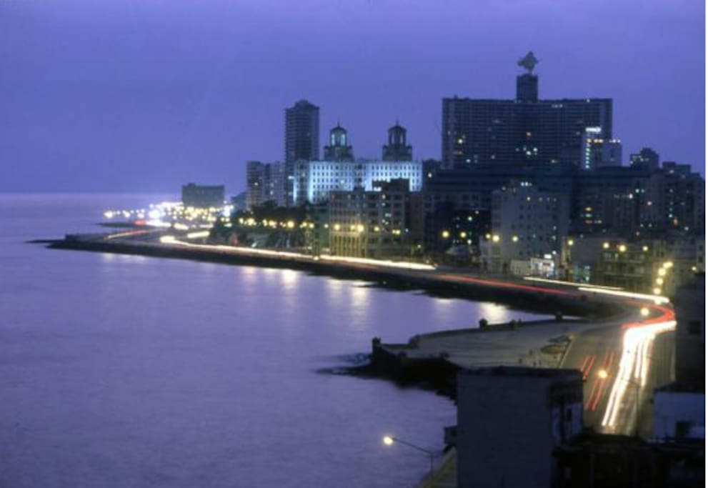 Vista del Malecón a menos de 300 metros de Casa Hosting Havana.