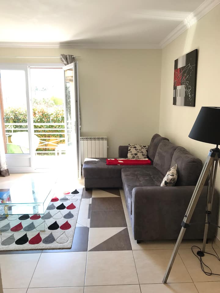 غرفة معيشة مفتوحة من الخارج 