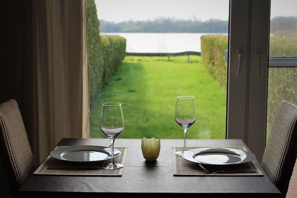 Essbereich mit Seeblick