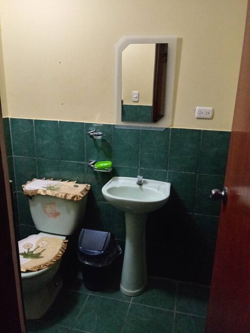 Acabados en Acero inoxidable, Espejo marca Orange y juego de sanitario(lavadero e inodoro).